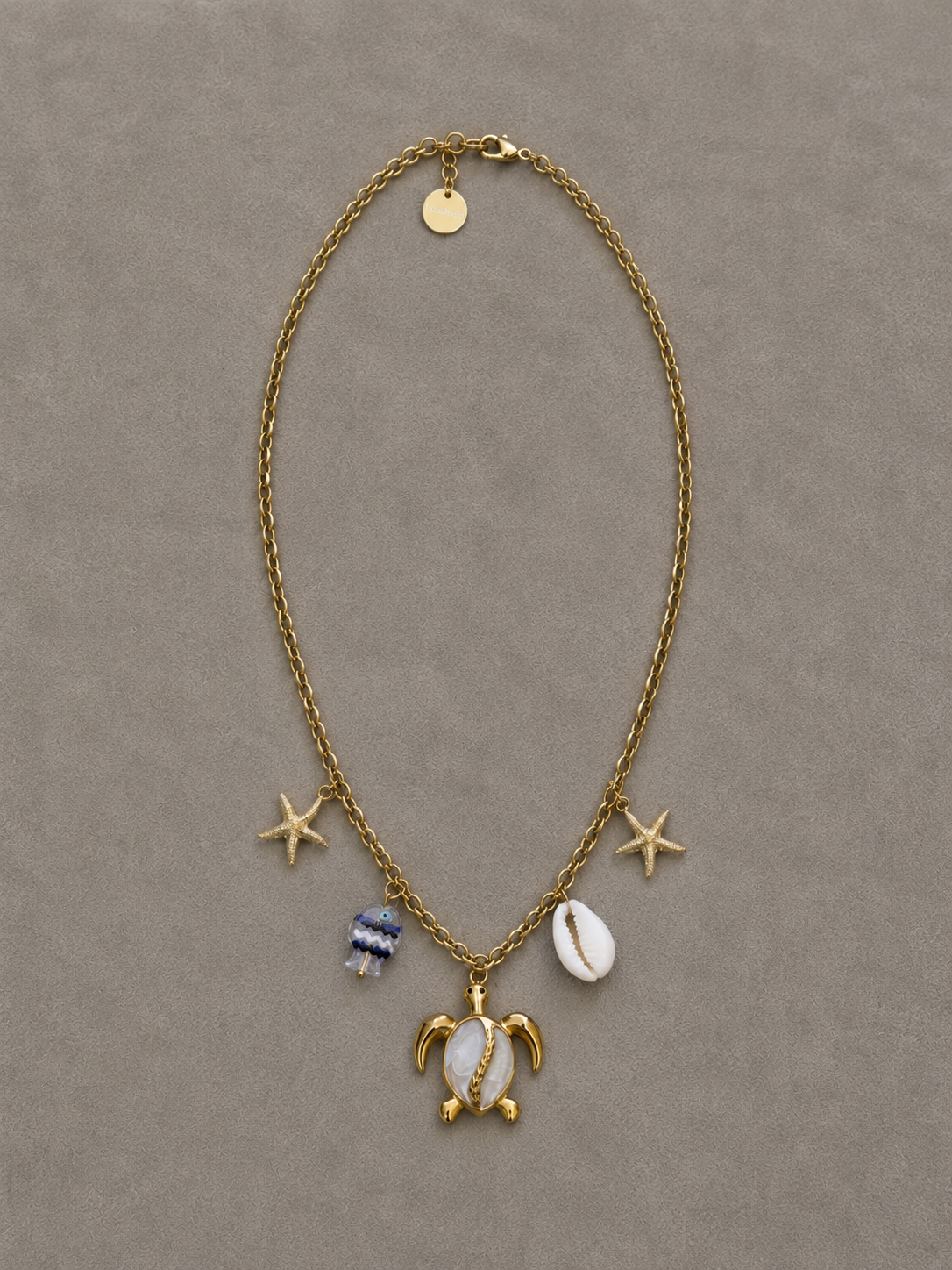 Collar con tortuga y charms marinos