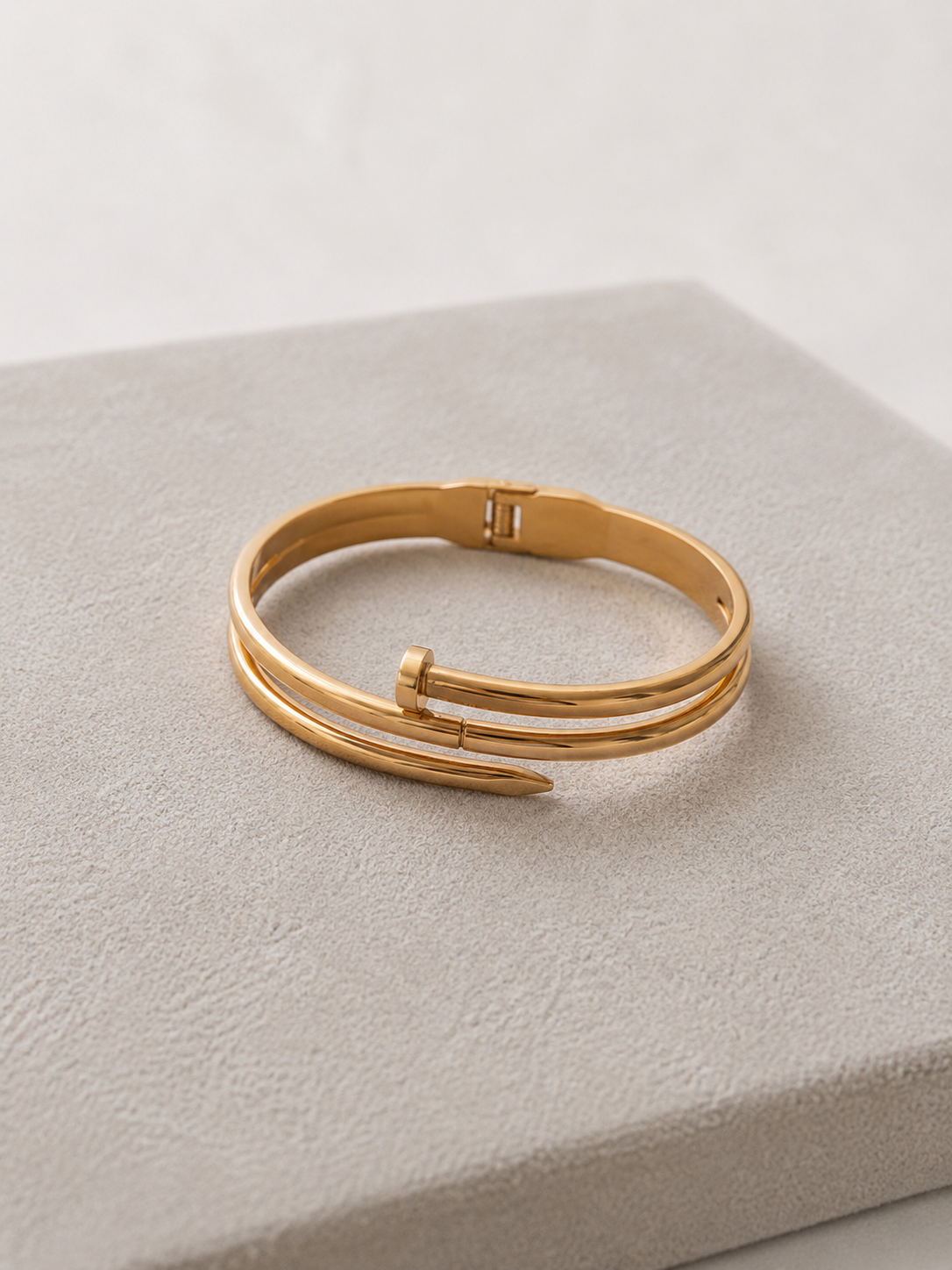 Pulsera Rígida Triple Clavo