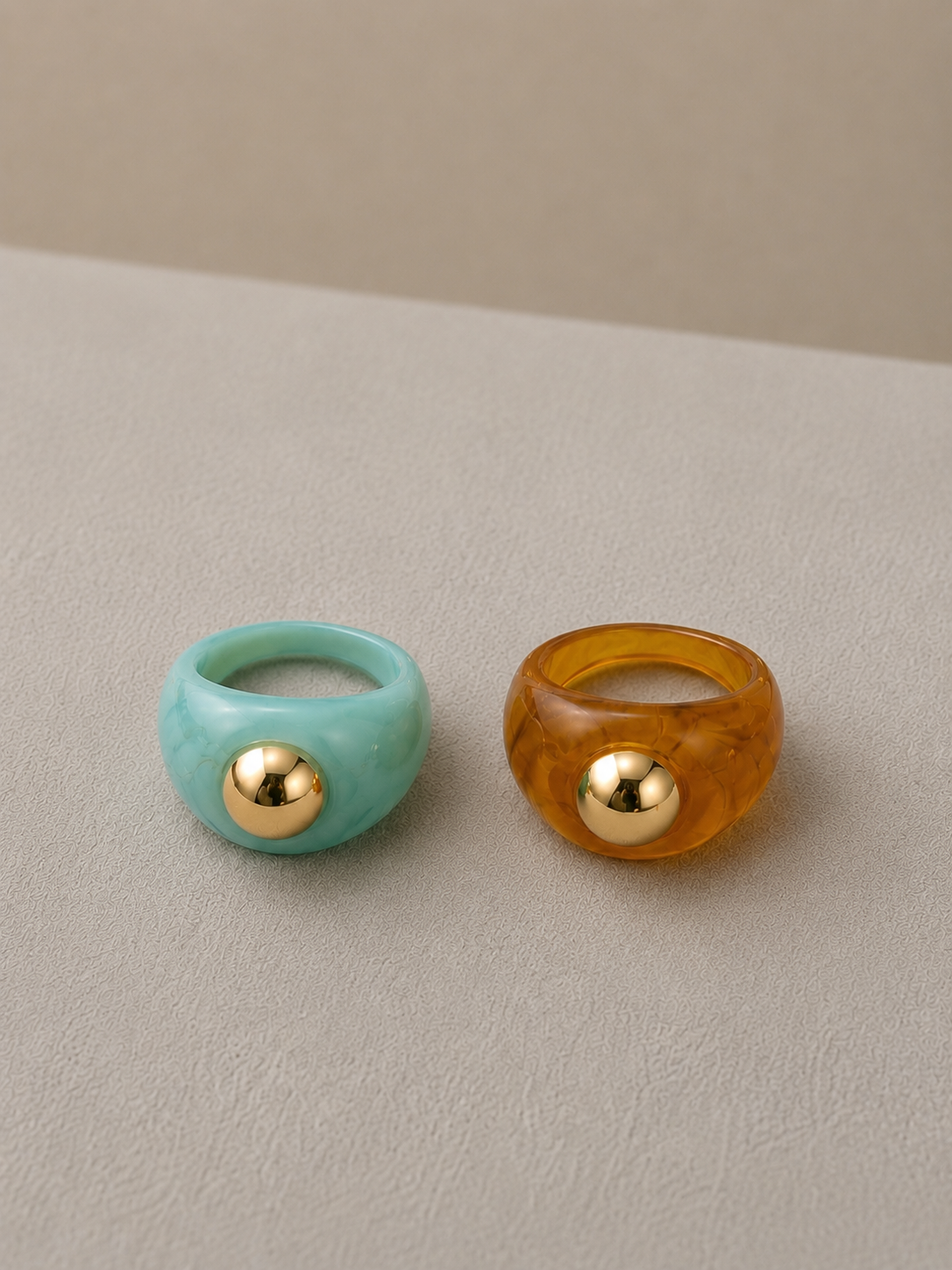 ANILLO RESINA BOLA DORADA