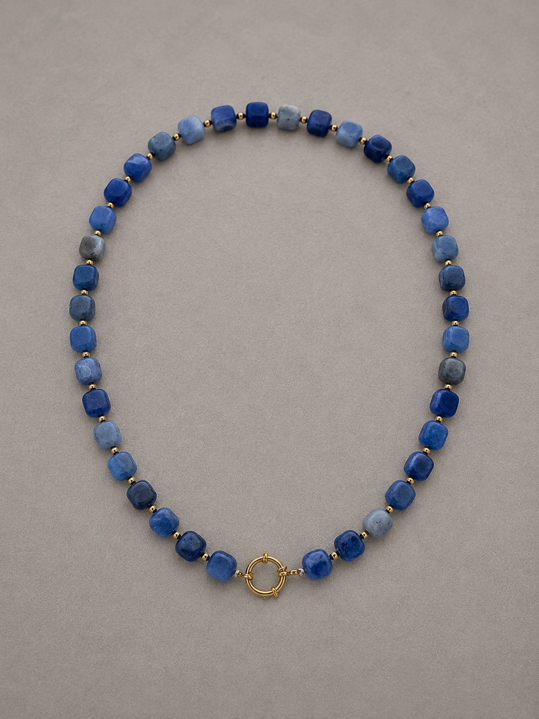 Collar de Piedras Naturales con Cierre Frontal