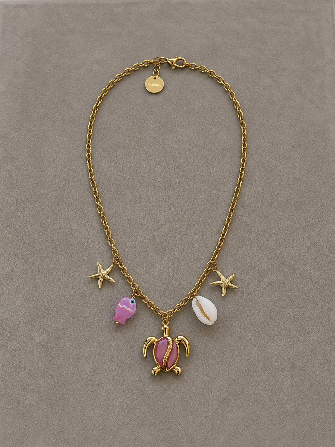Collar con tortuga y charms marinos