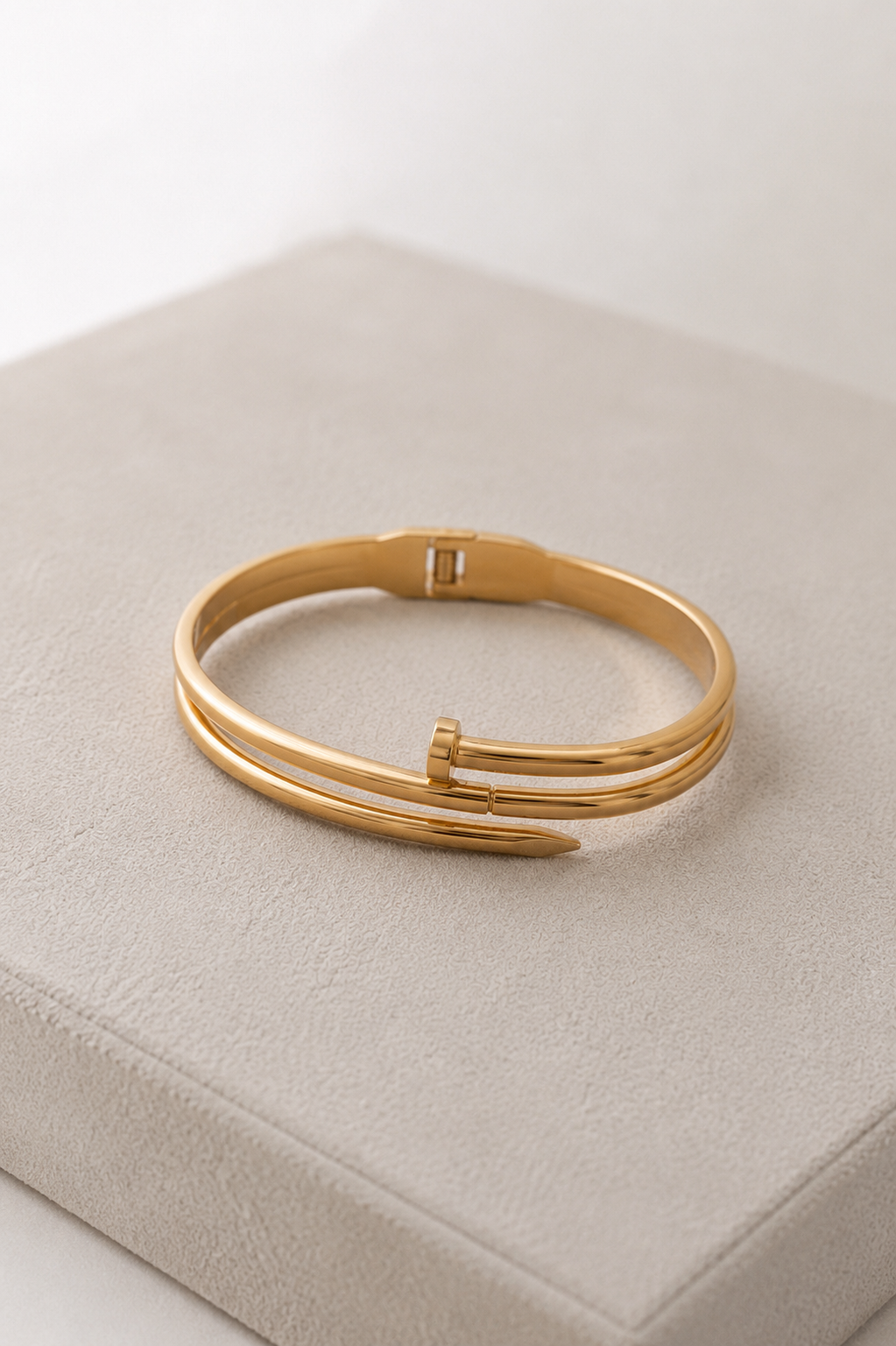 Pulsera Rígida Triple Clavo